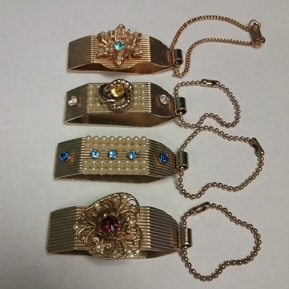 Vintage Gold Tone Glove Clip with Chain 1950's - Picture 1 of 6